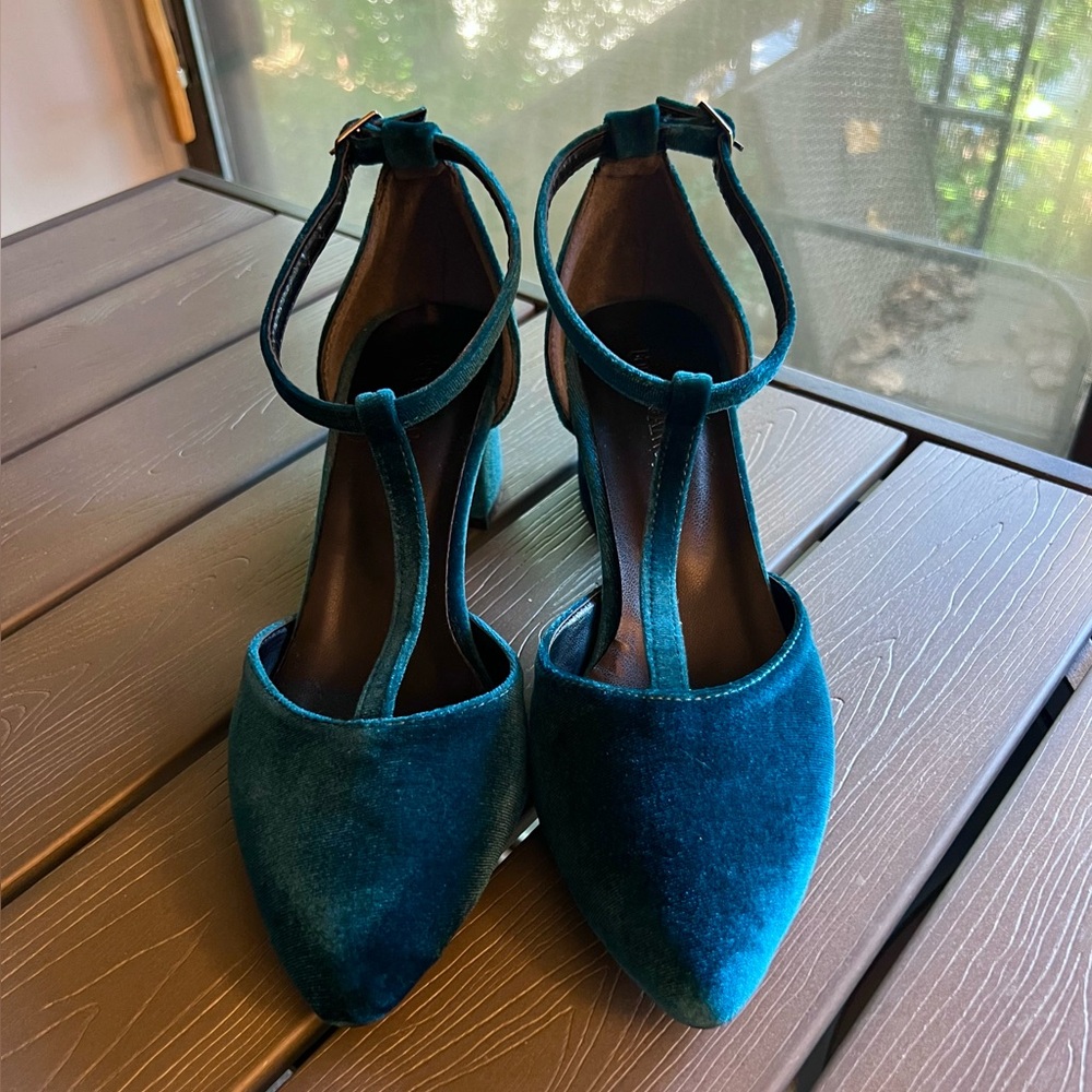Chic Velvet T-Strap Heels in Teal